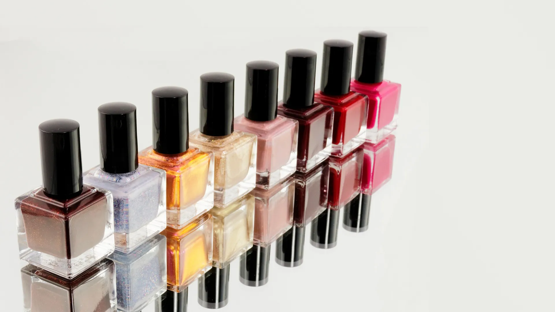 Nagellackfläschchen in einer Reihe