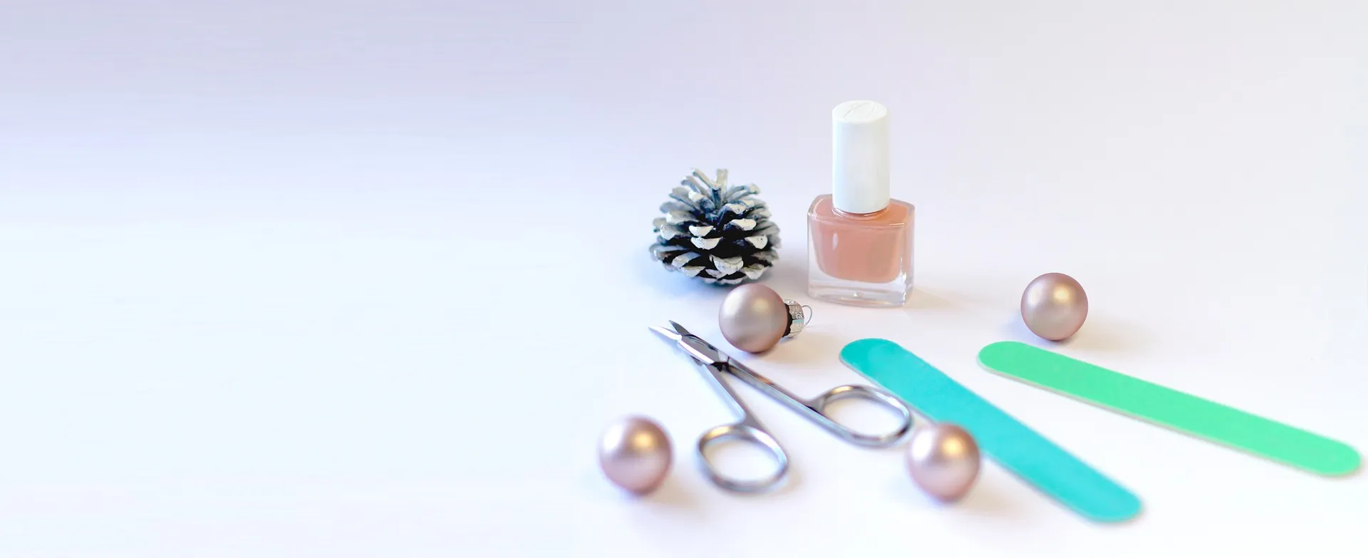 Nagellack, Nagelfeilen und Weihnachtsdeko